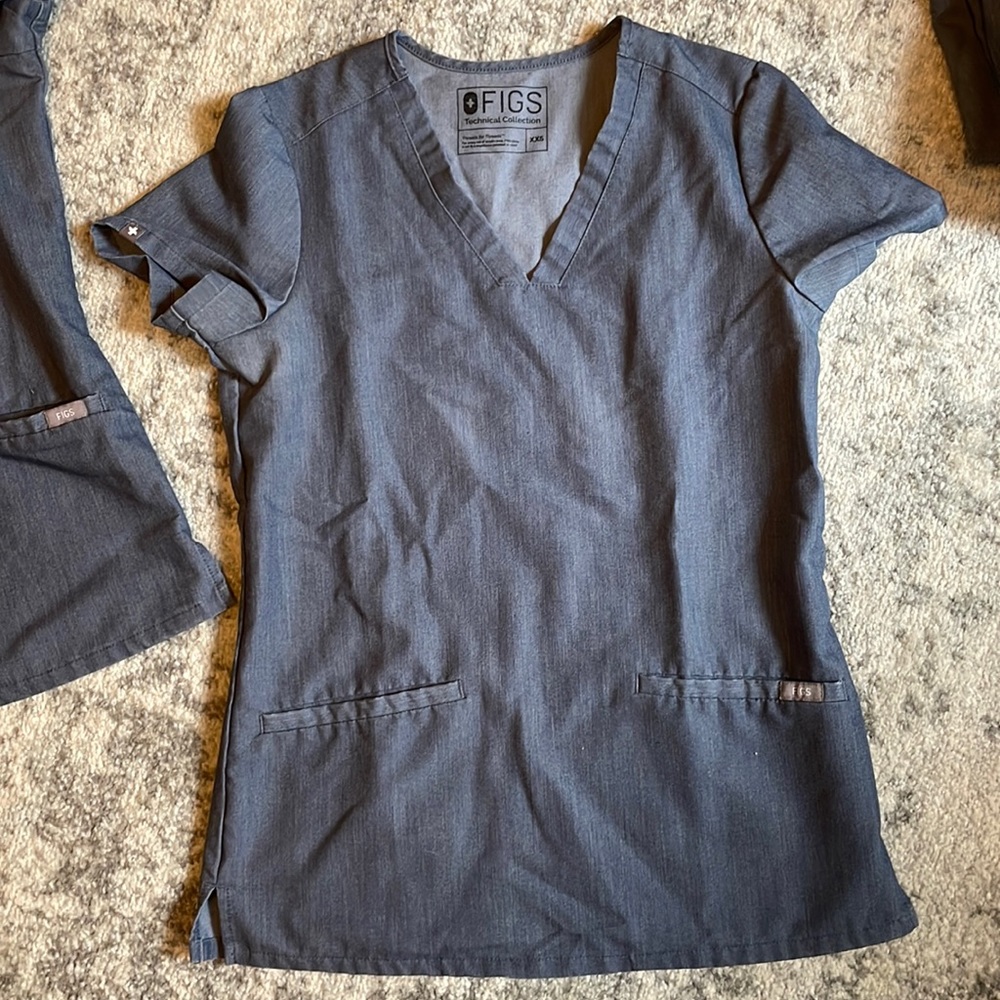 FIGS special edition heather denim 3 pocket top in XXS